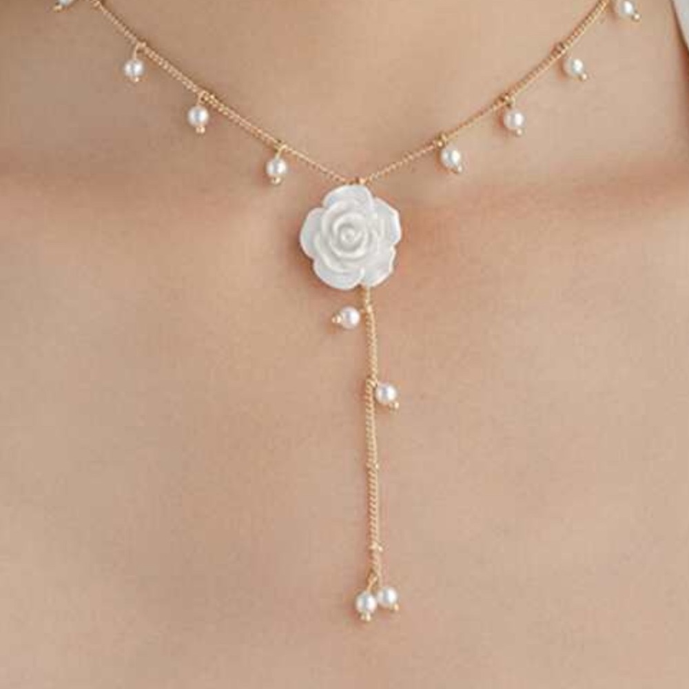 Chic Gold and White Rose Pendant Necklace